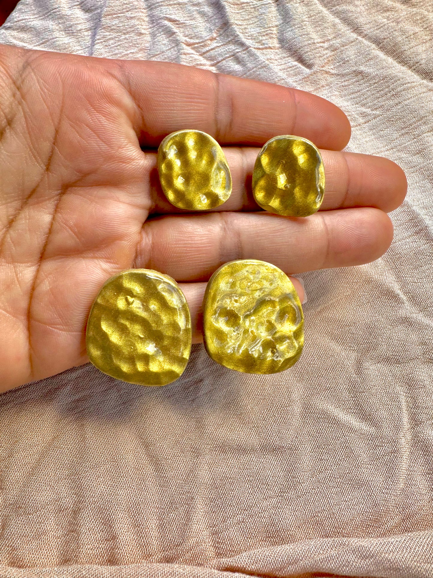 Pebble studs