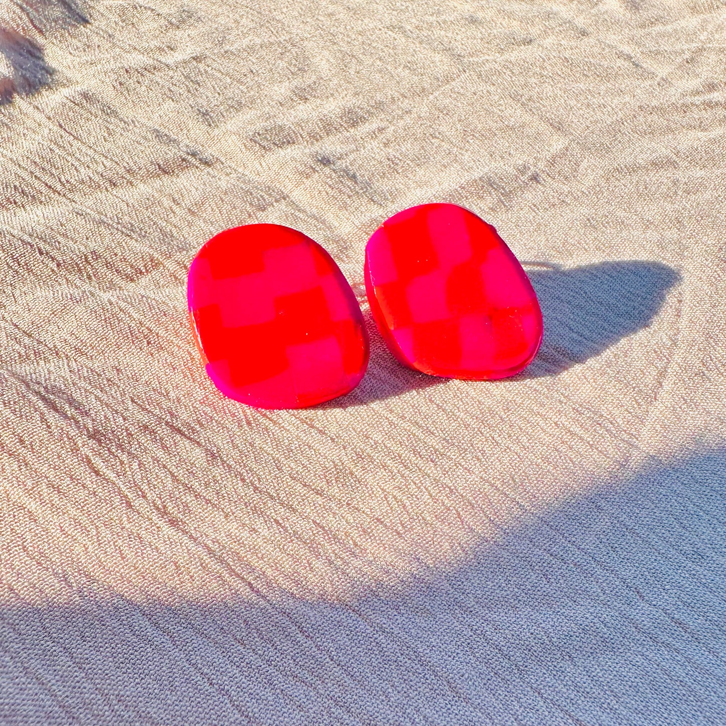 Pebble studs